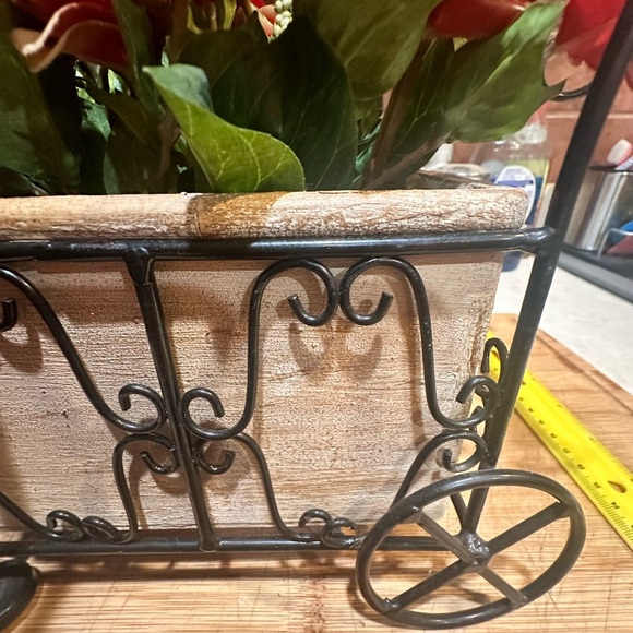 Handcrafted ceramic cart with metal carriage with florals - Picture 6 of 8